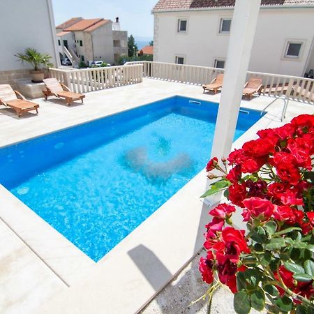Apartments Sara Бол Екстер'єр фото