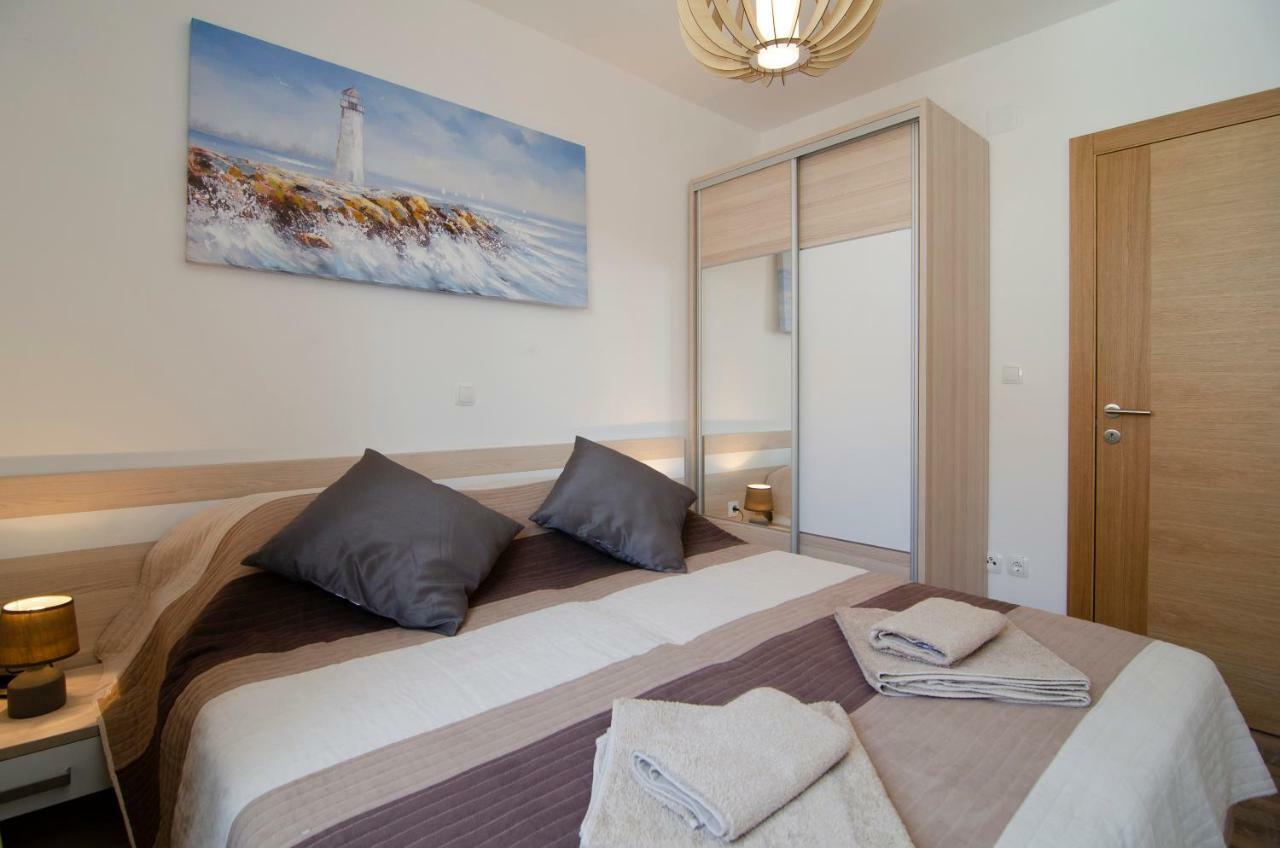 Apartments Sara Бол Екстер'єр фото