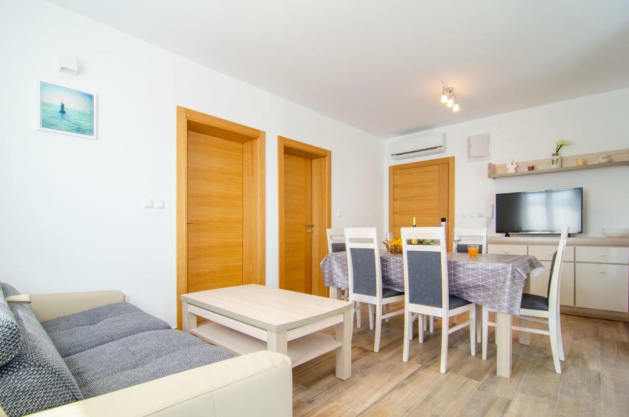 Apartments Sara Бол Екстер'єр фото