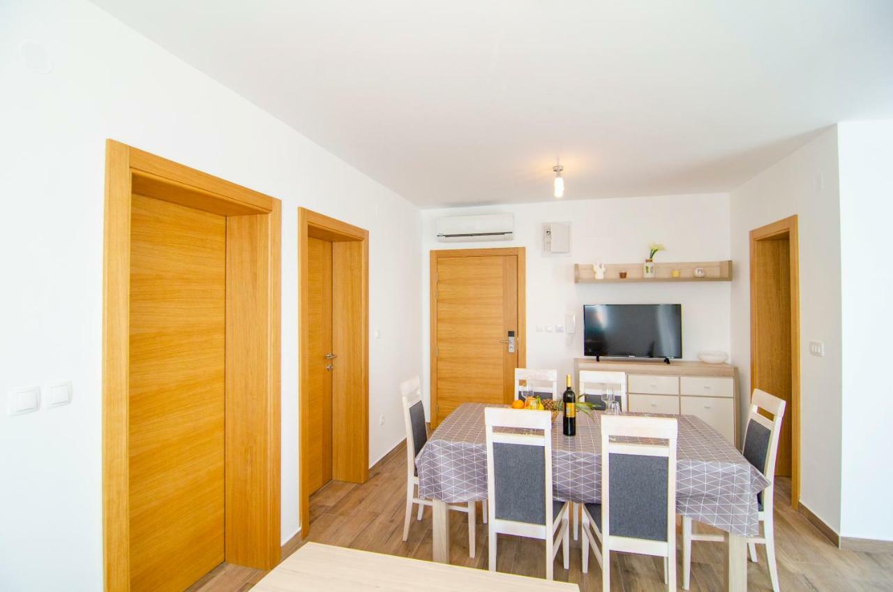 Apartments Sara Бол Екстер'єр фото