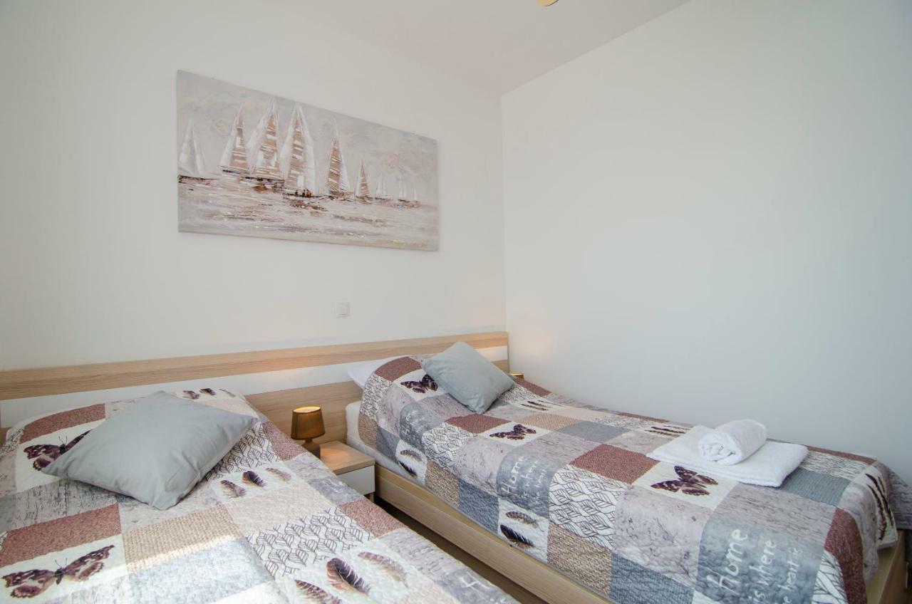 Apartments Sara Бол Екстер'єр фото