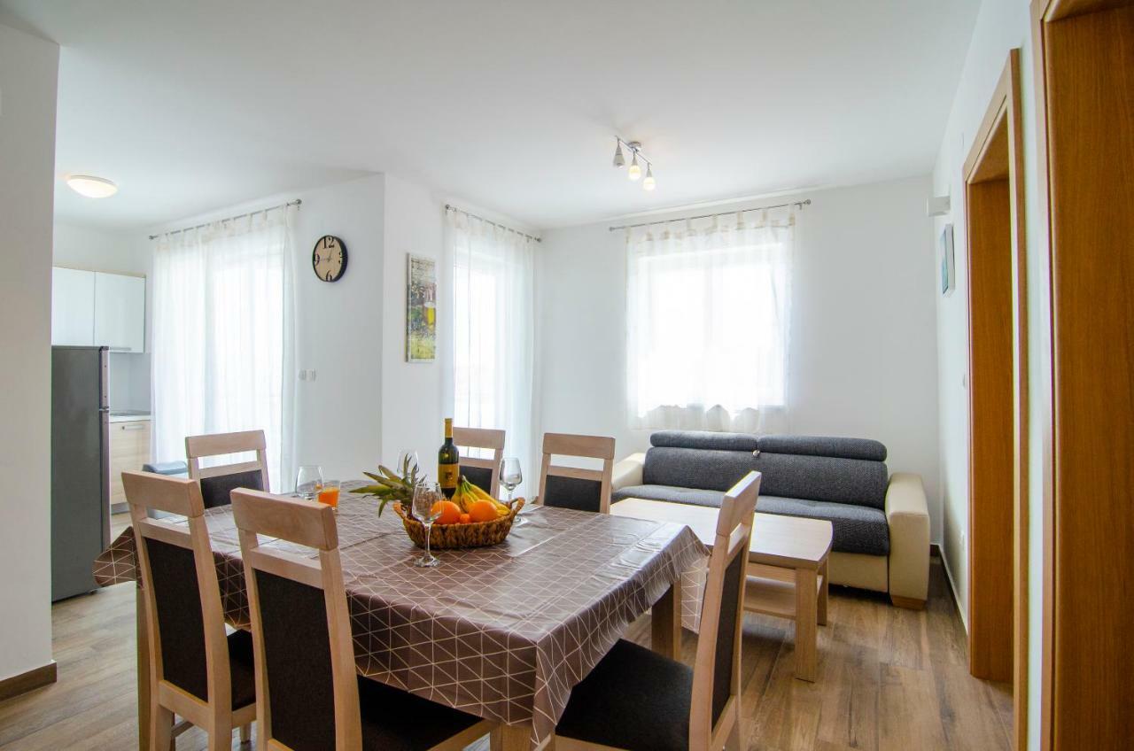 Apartments Sara Бол Екстер'єр фото