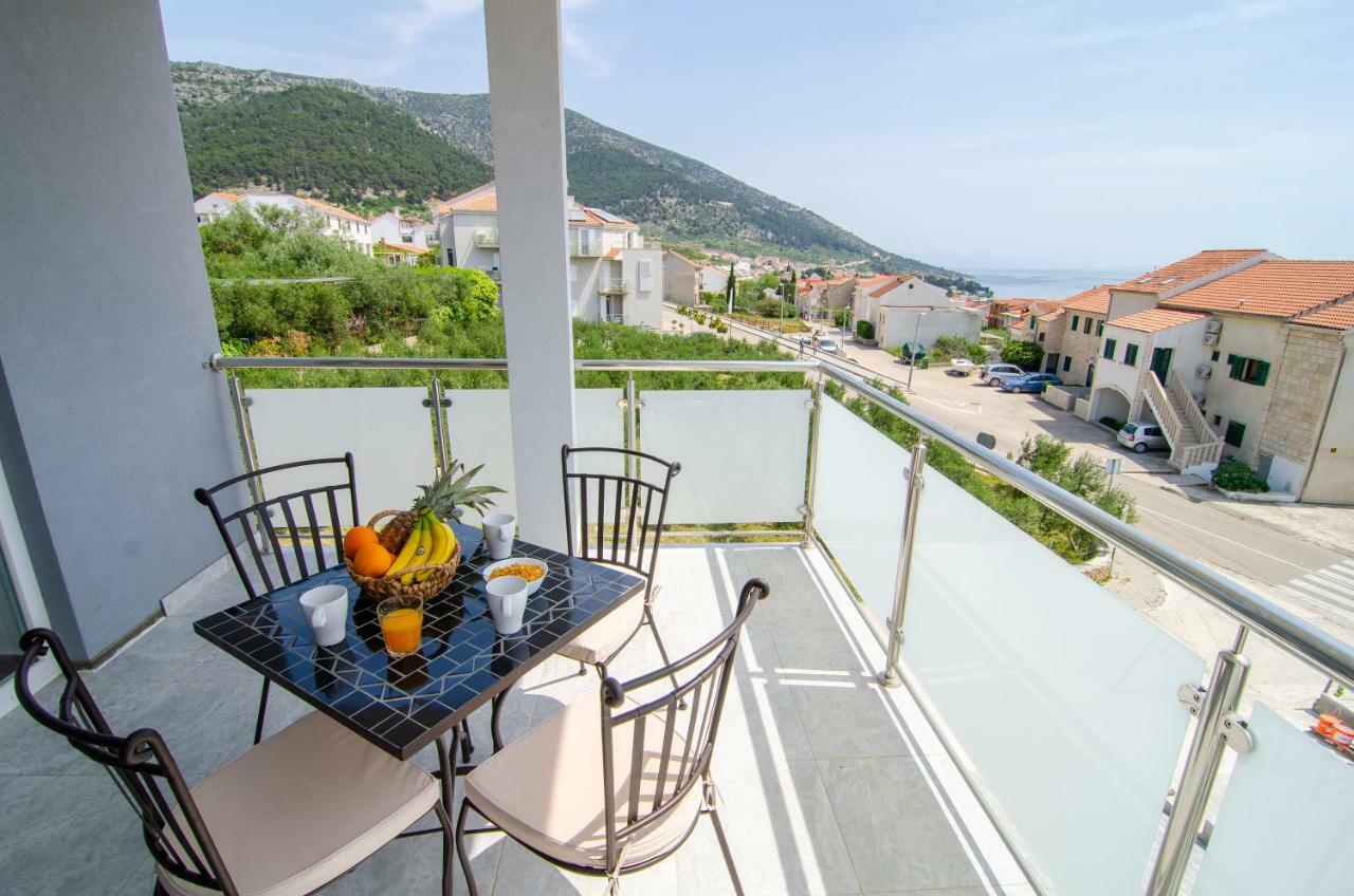 Apartments Sara Бол Екстер'єр фото