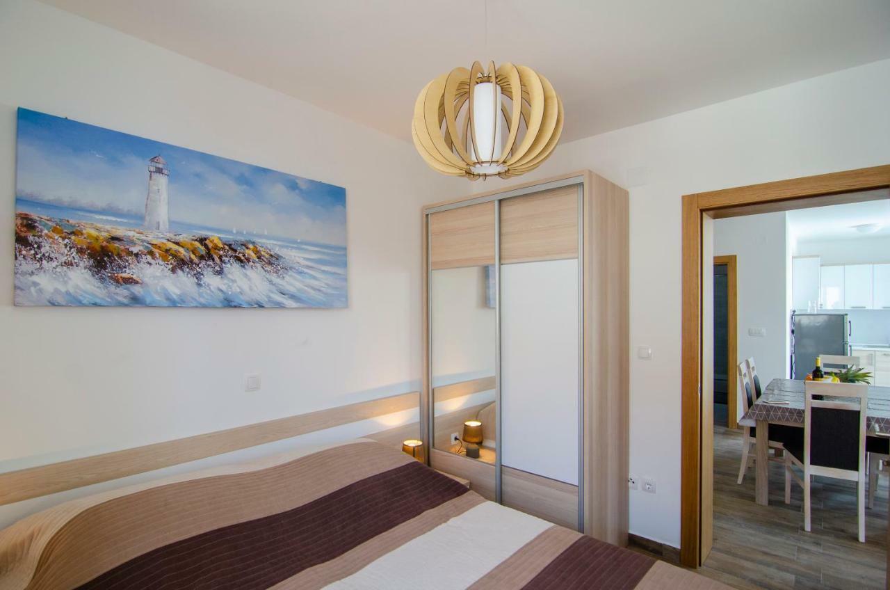 Apartments Sara Бол Екстер'єр фото