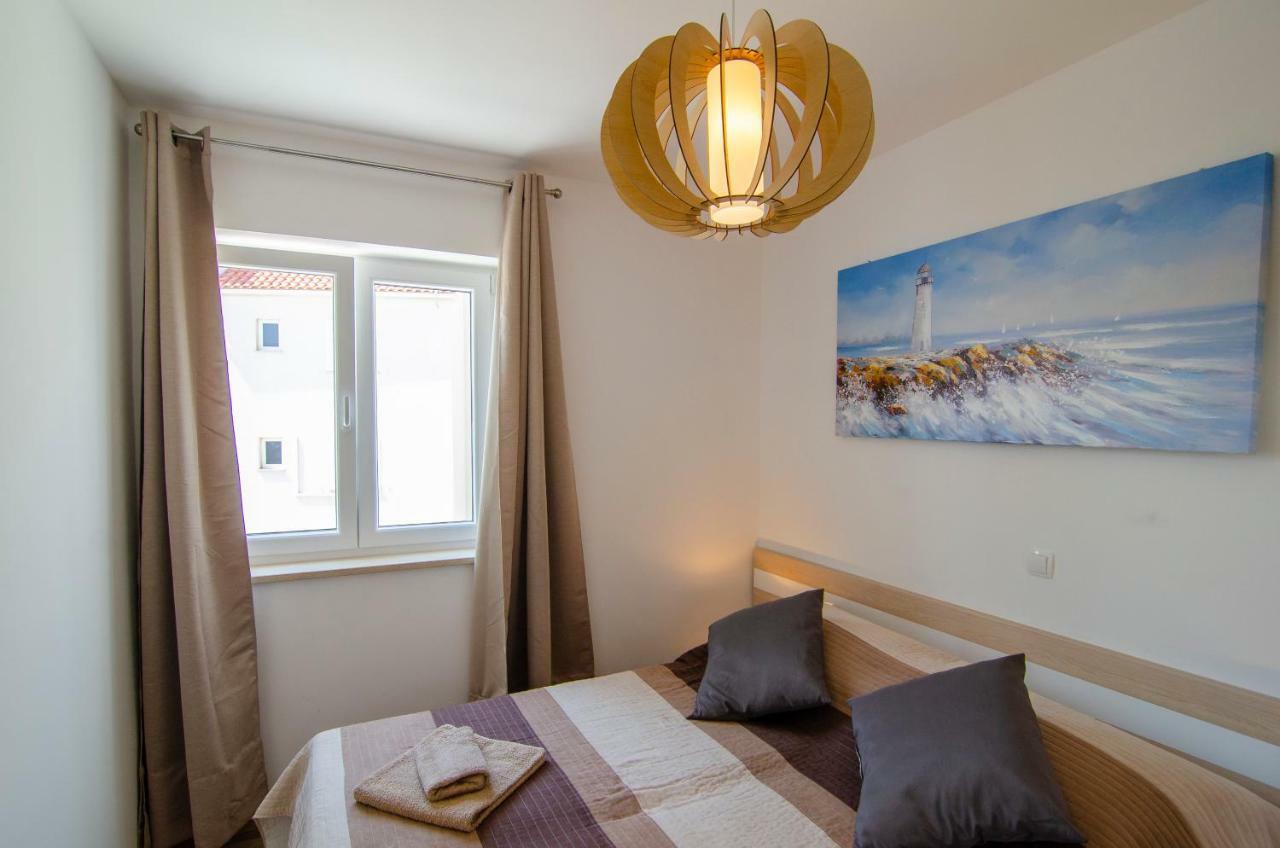 Apartments Sara Бол Екстер'єр фото