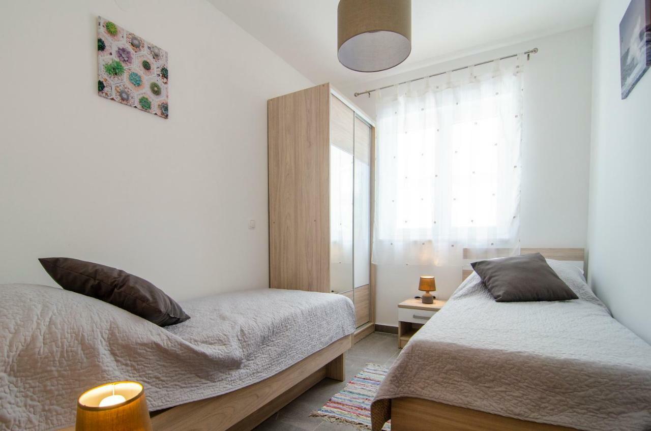 Apartments Sara Бол Екстер'єр фото