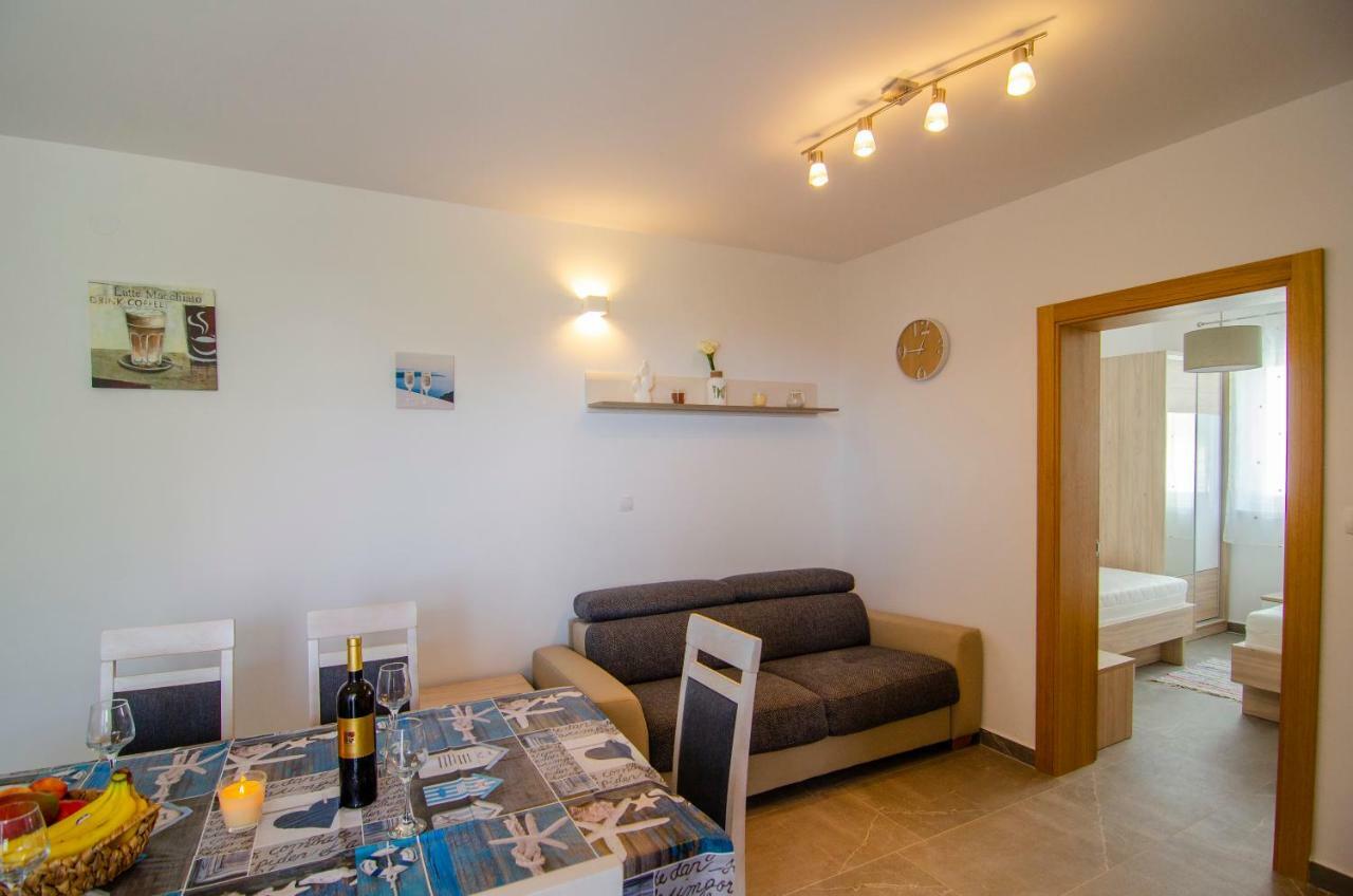 Apartments Sara Бол Екстер'єр фото