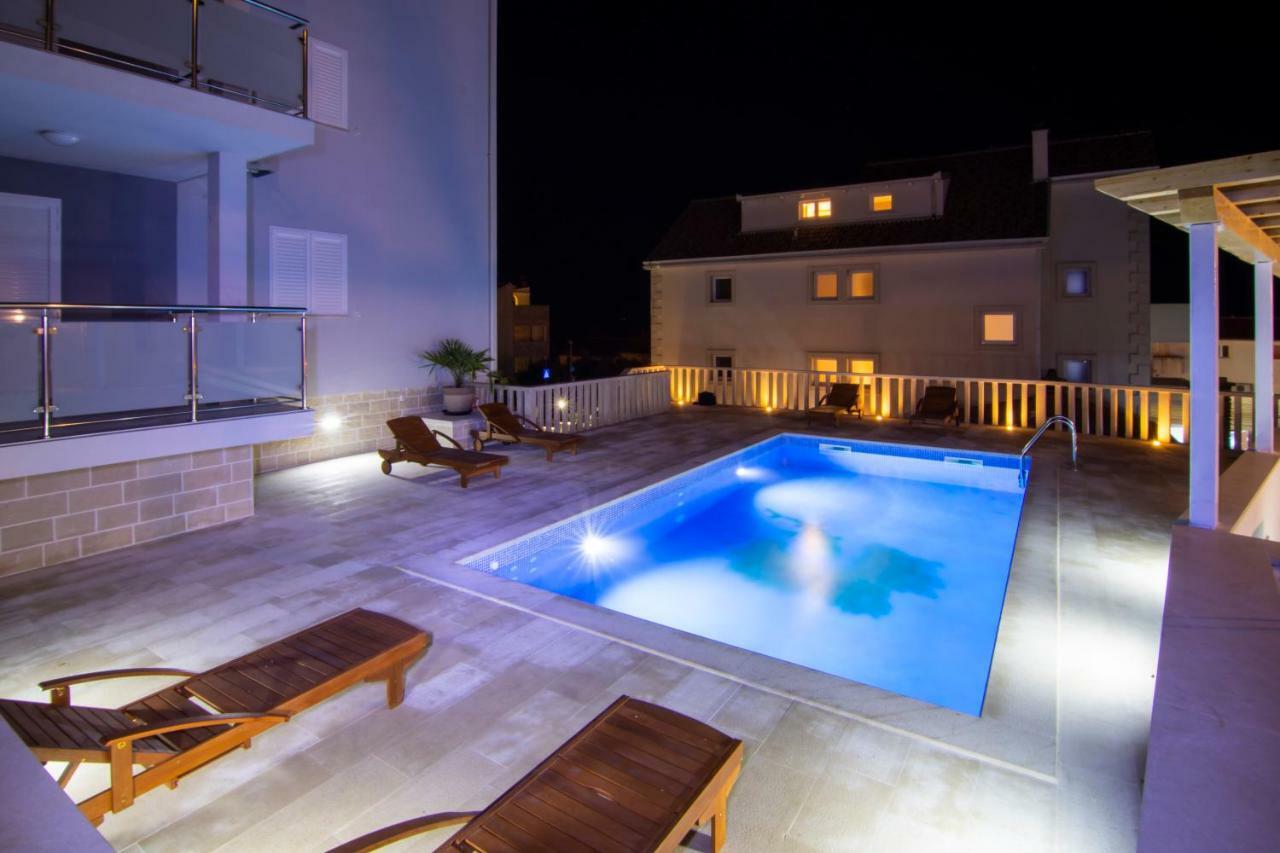 Apartments Sara Бол Екстер'єр фото