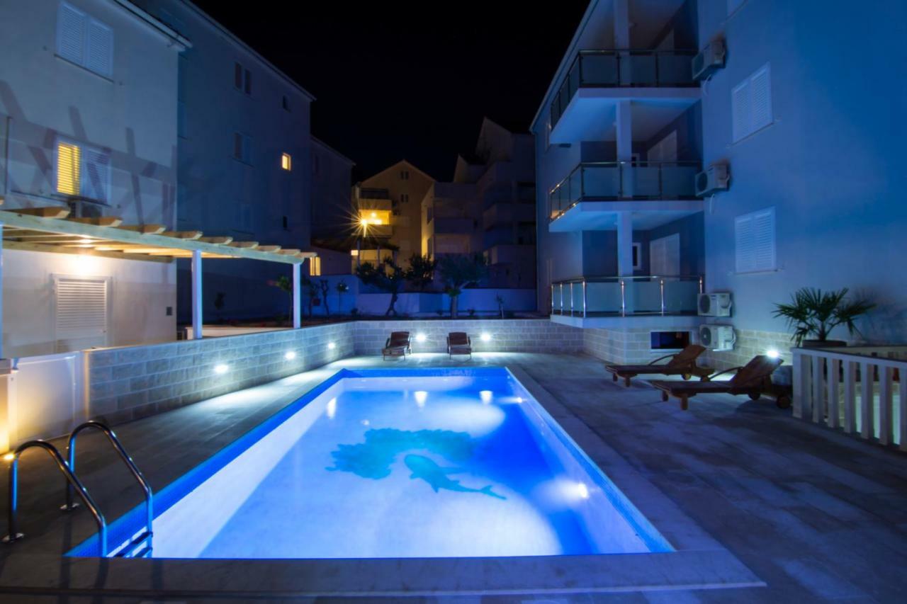 Apartments Sara Бол Екстер'єр фото