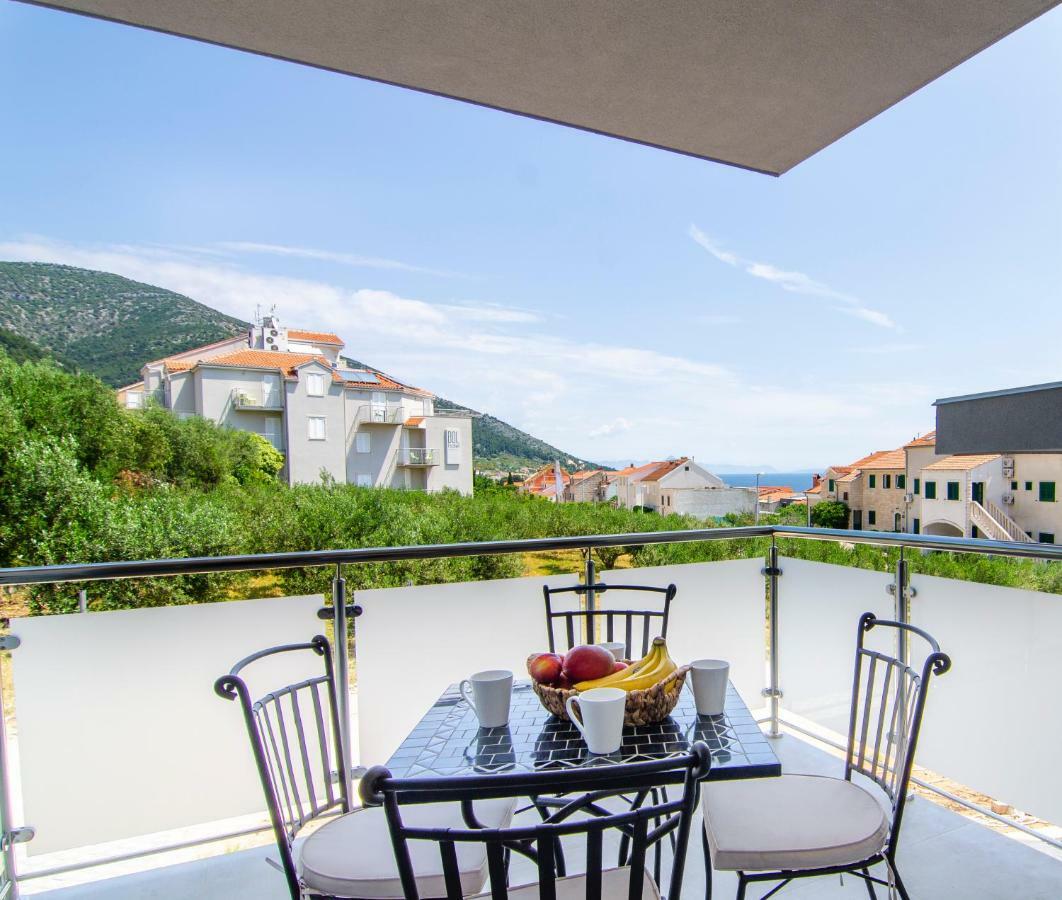 Apartments Sara Бол Екстер'єр фото