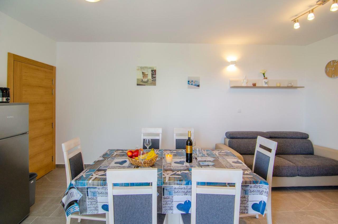 Apartments Sara Бол Екстер'єр фото