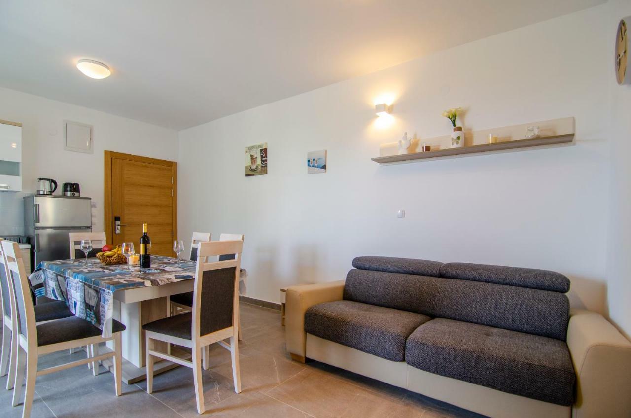 Apartments Sara Бол Екстер'єр фото