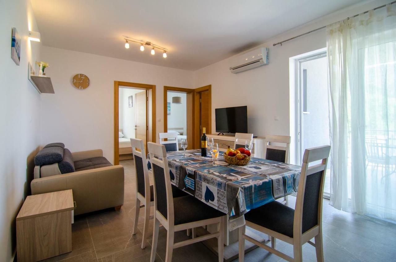 Apartments Sara Бол Екстер'єр фото