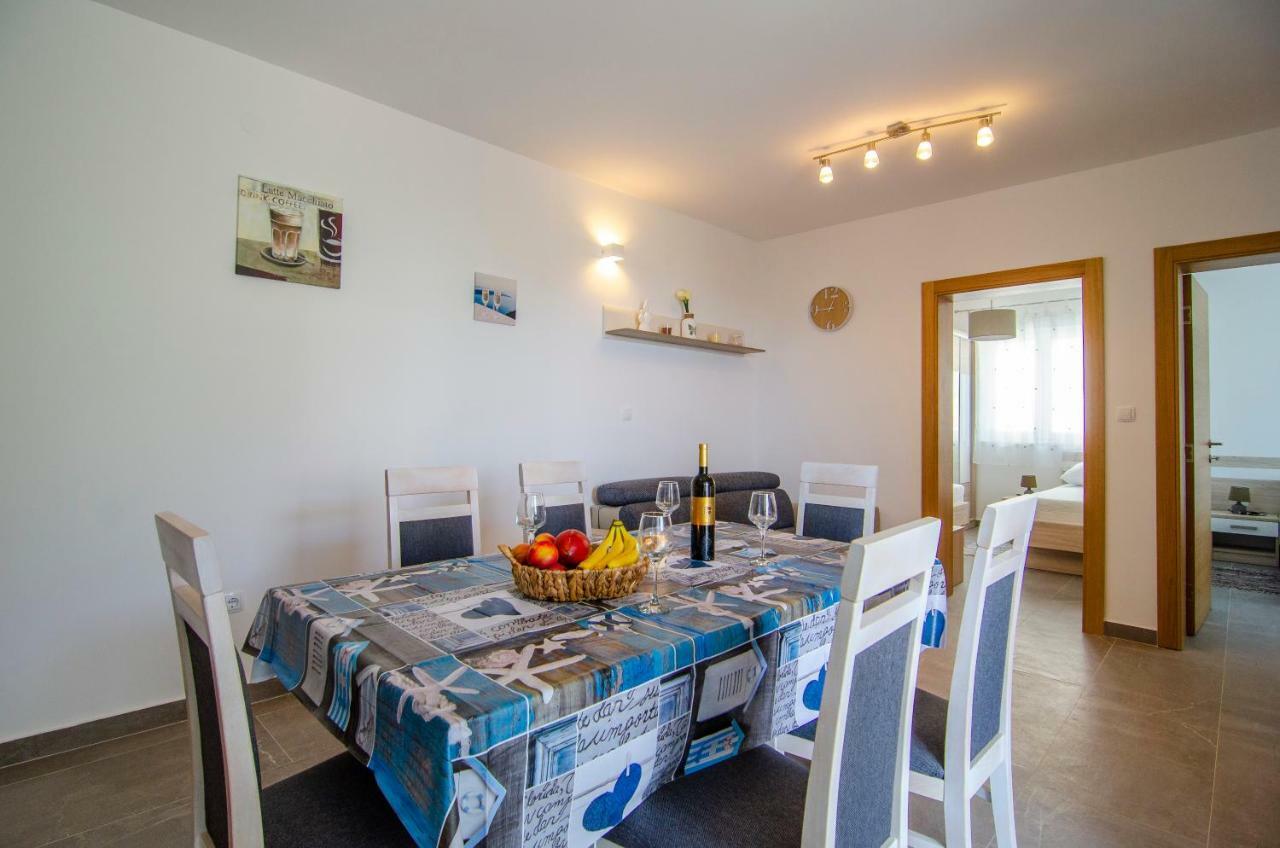Apartments Sara Бол Екстер'єр фото