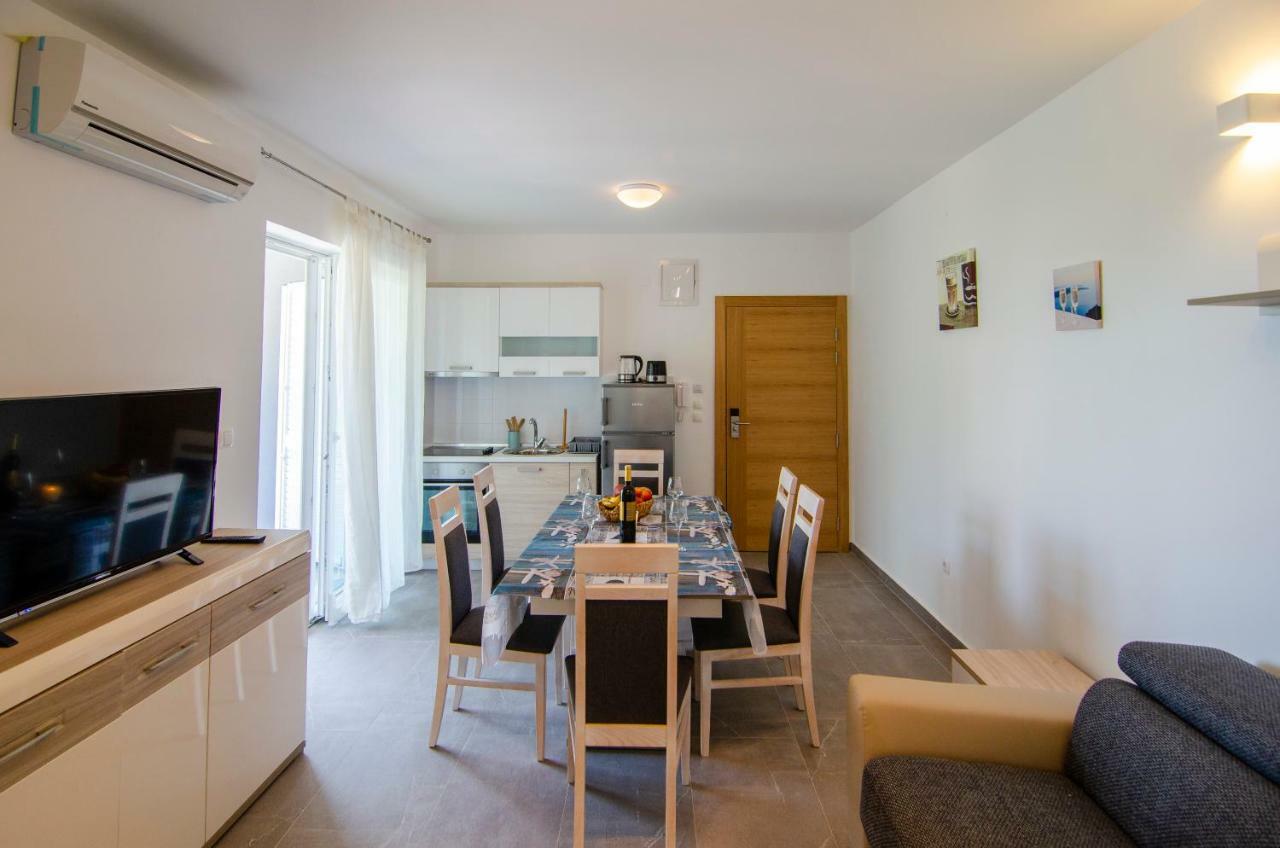Apartments Sara Бол Екстер'єр фото