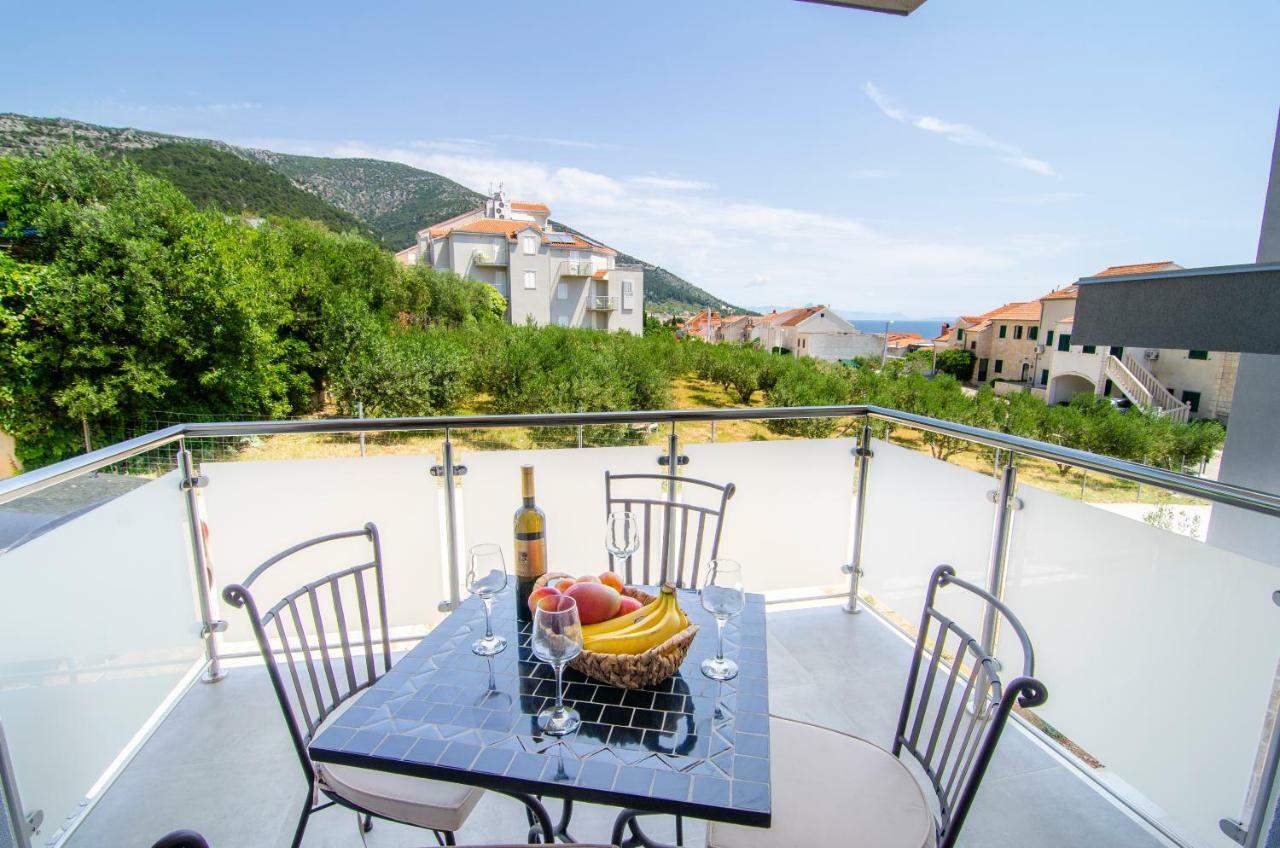 Apartments Sara Бол Екстер'єр фото