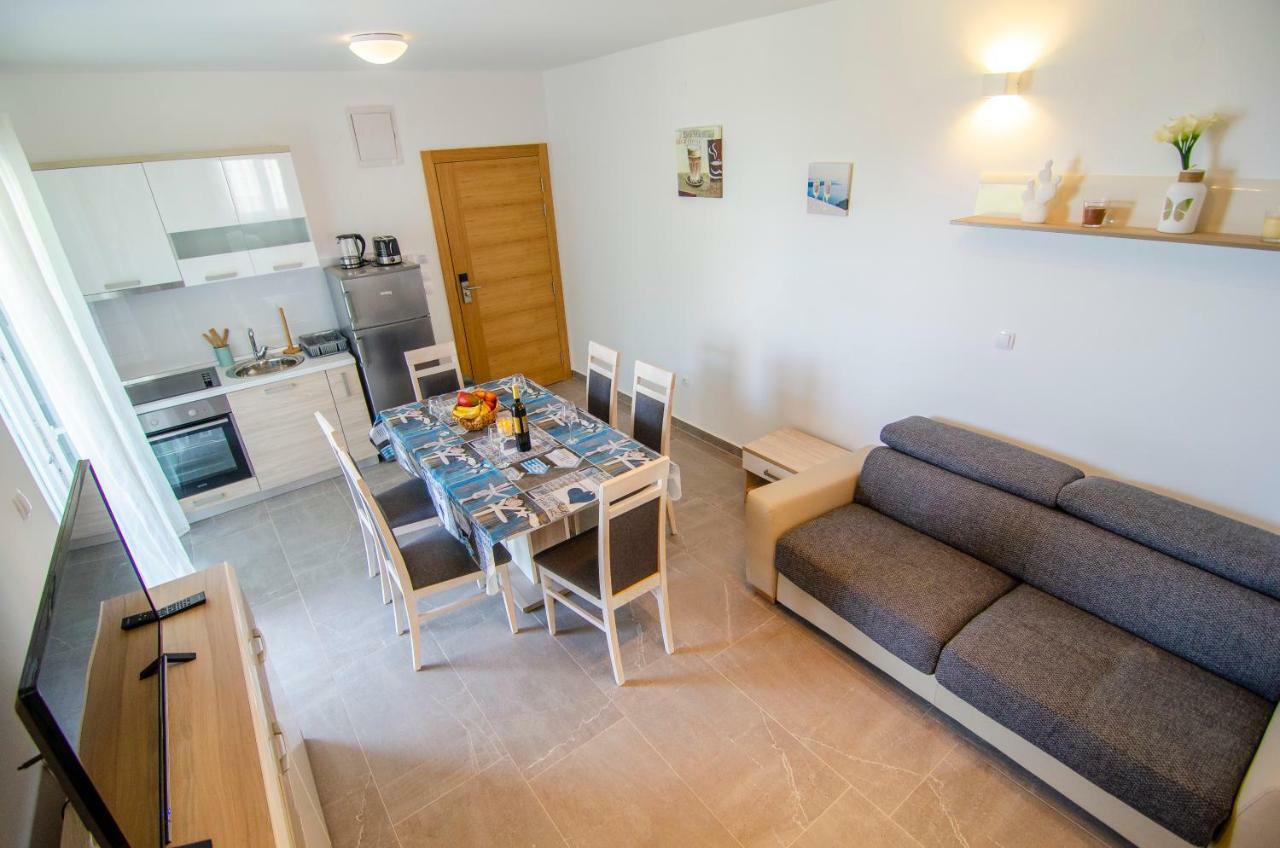 Apartments Sara Бол Екстер'єр фото