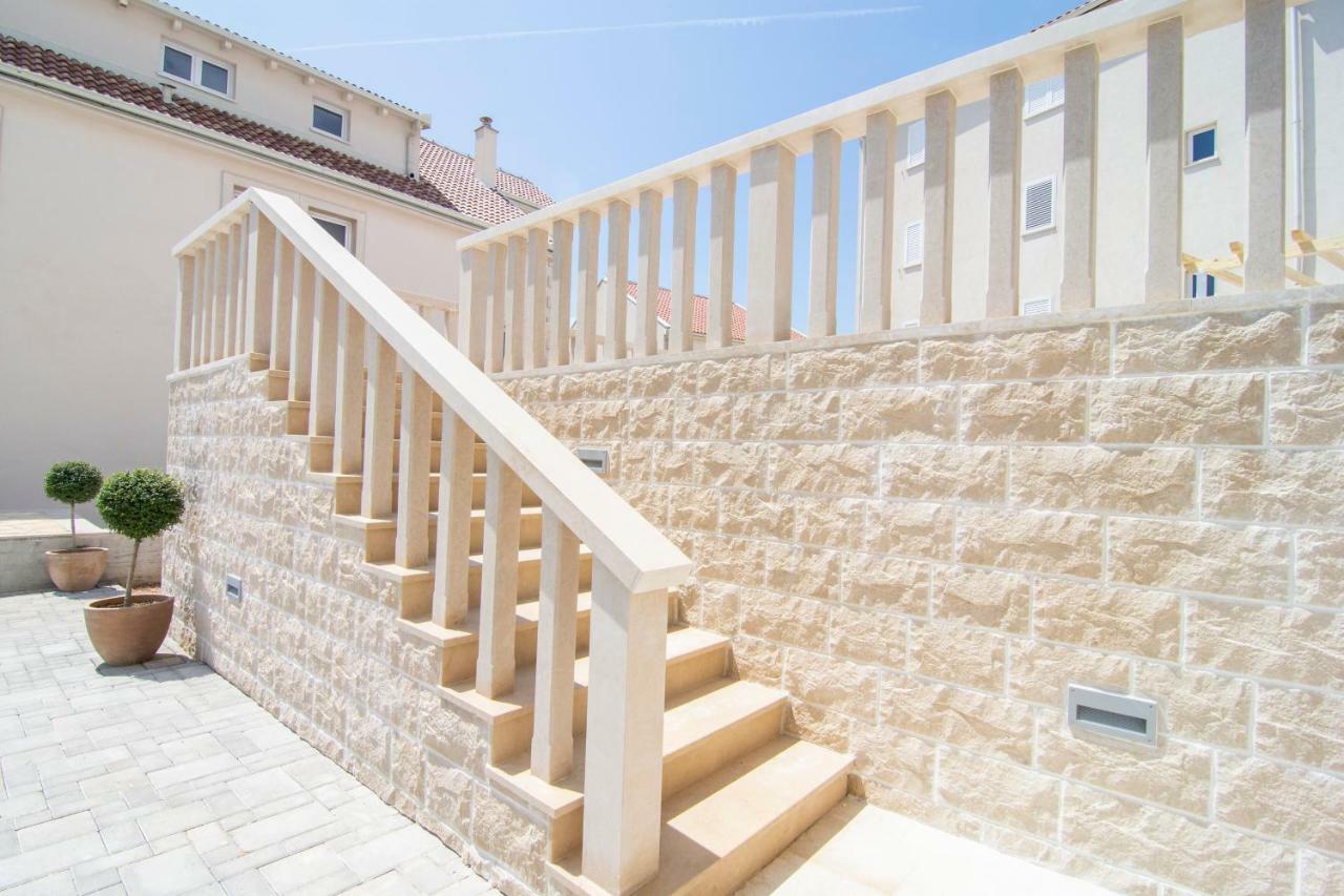 Apartments Sara Бол Екстер'єр фото
