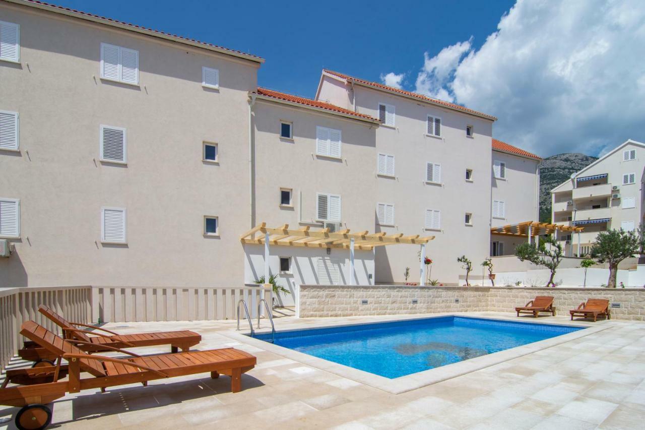 Apartments Sara Бол Екстер'єр фото