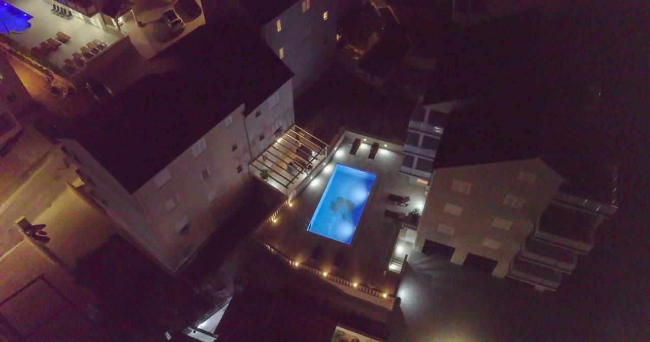 Apartments Sara Бол Екстер'єр фото