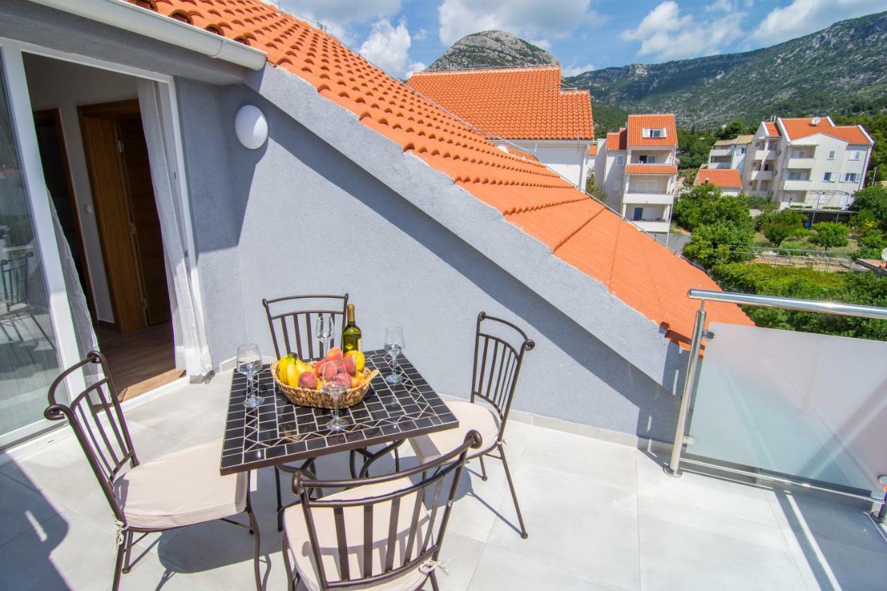 Apartments Sara Бол Екстер'єр фото
