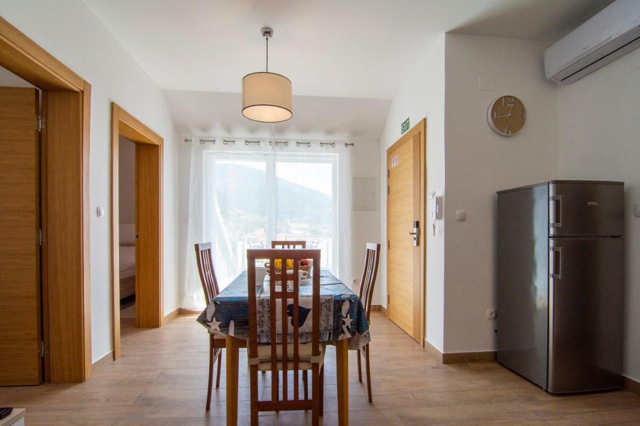 Apartments Sara Бол Екстер'єр фото
