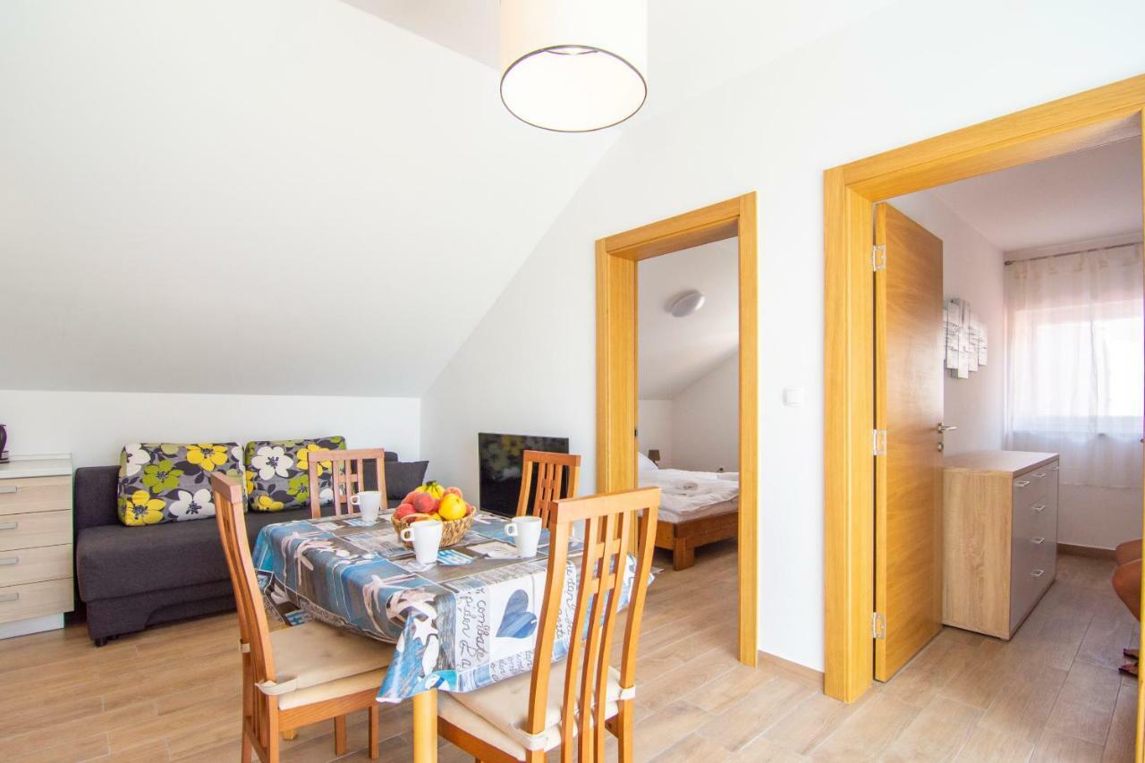 Apartments Sara Бол Екстер'єр фото