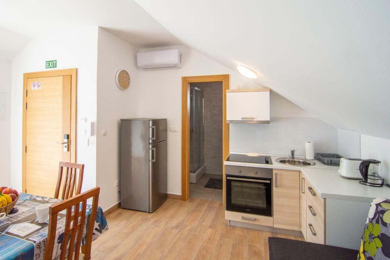 Apartments Sara Бол Екстер'єр фото