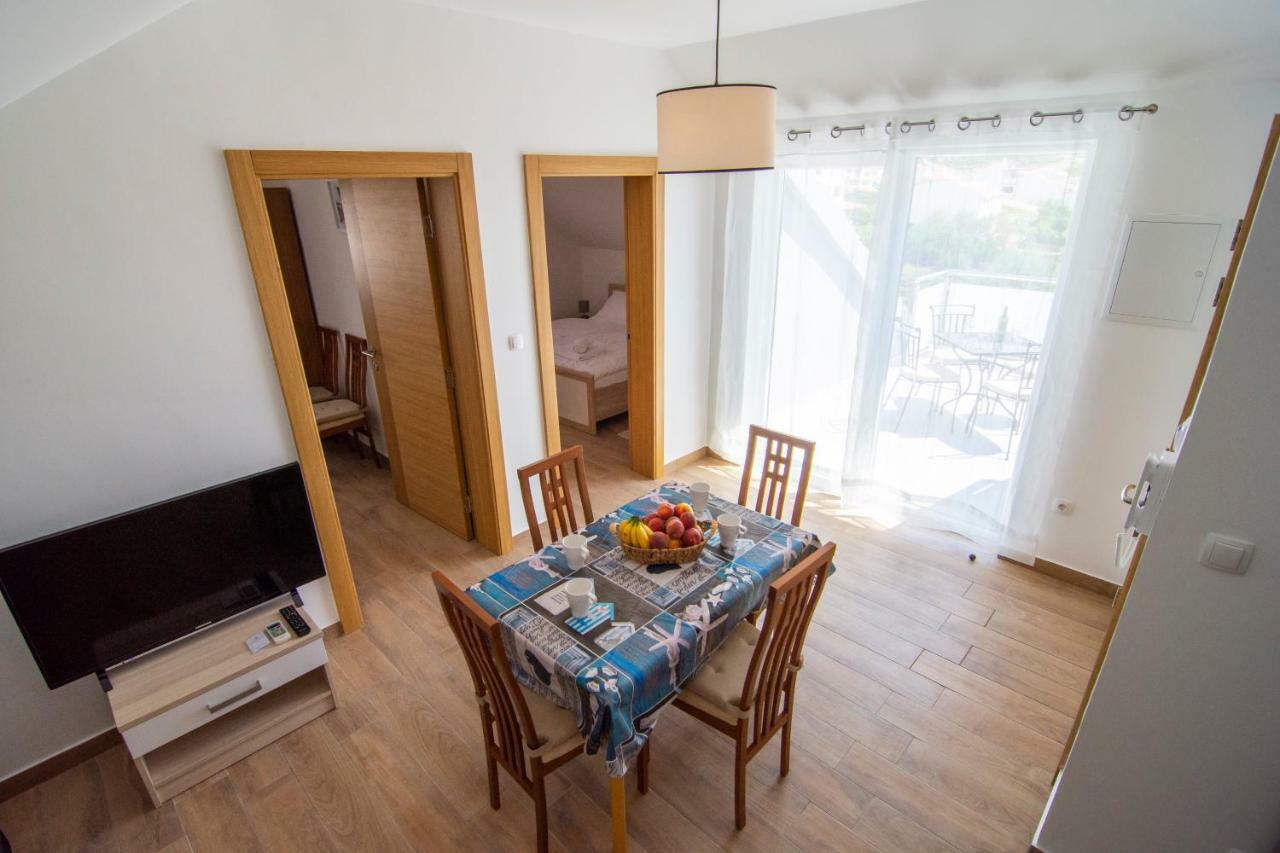 Apartments Sara Бол Екстер'єр фото