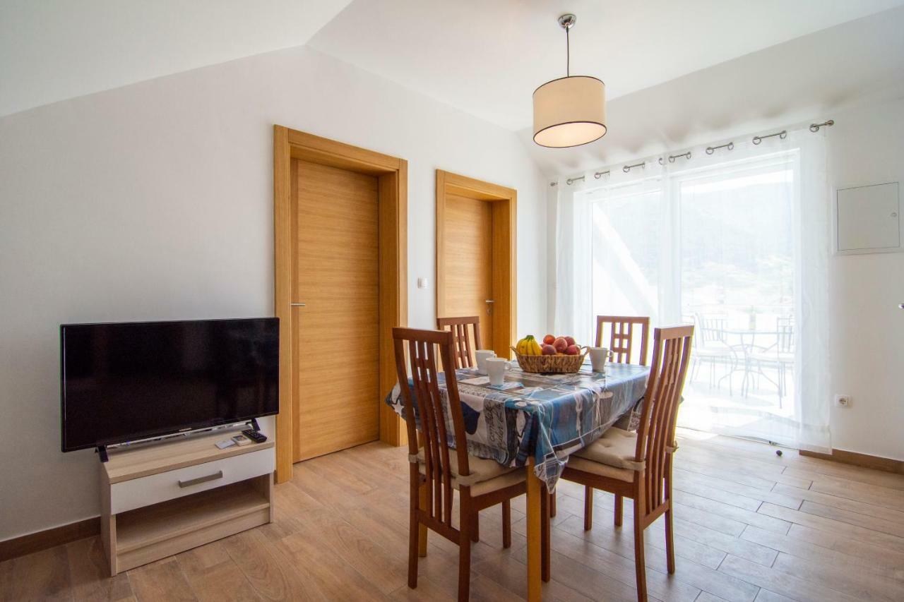 Apartments Sara Бол Екстер'єр фото