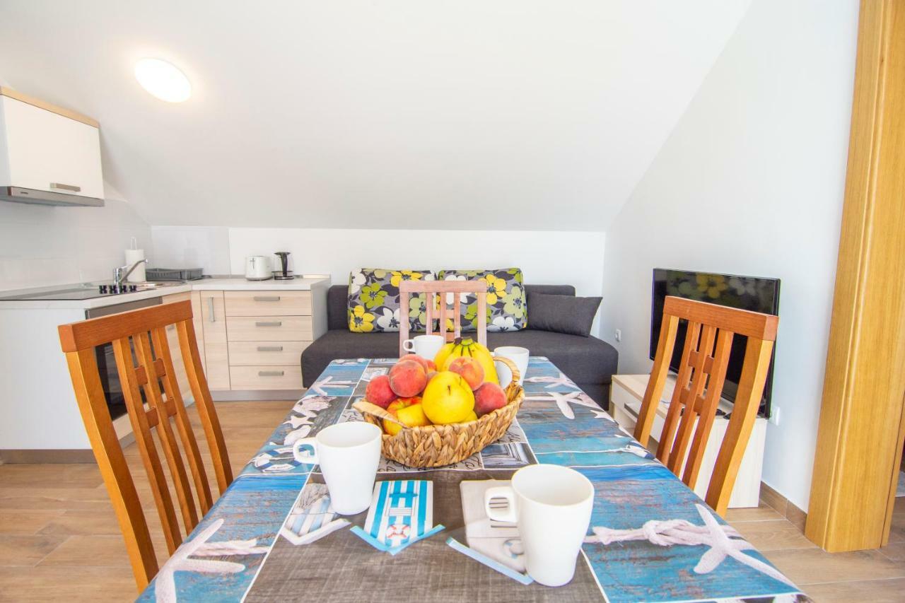 Apartments Sara Бол Екстер'єр фото
