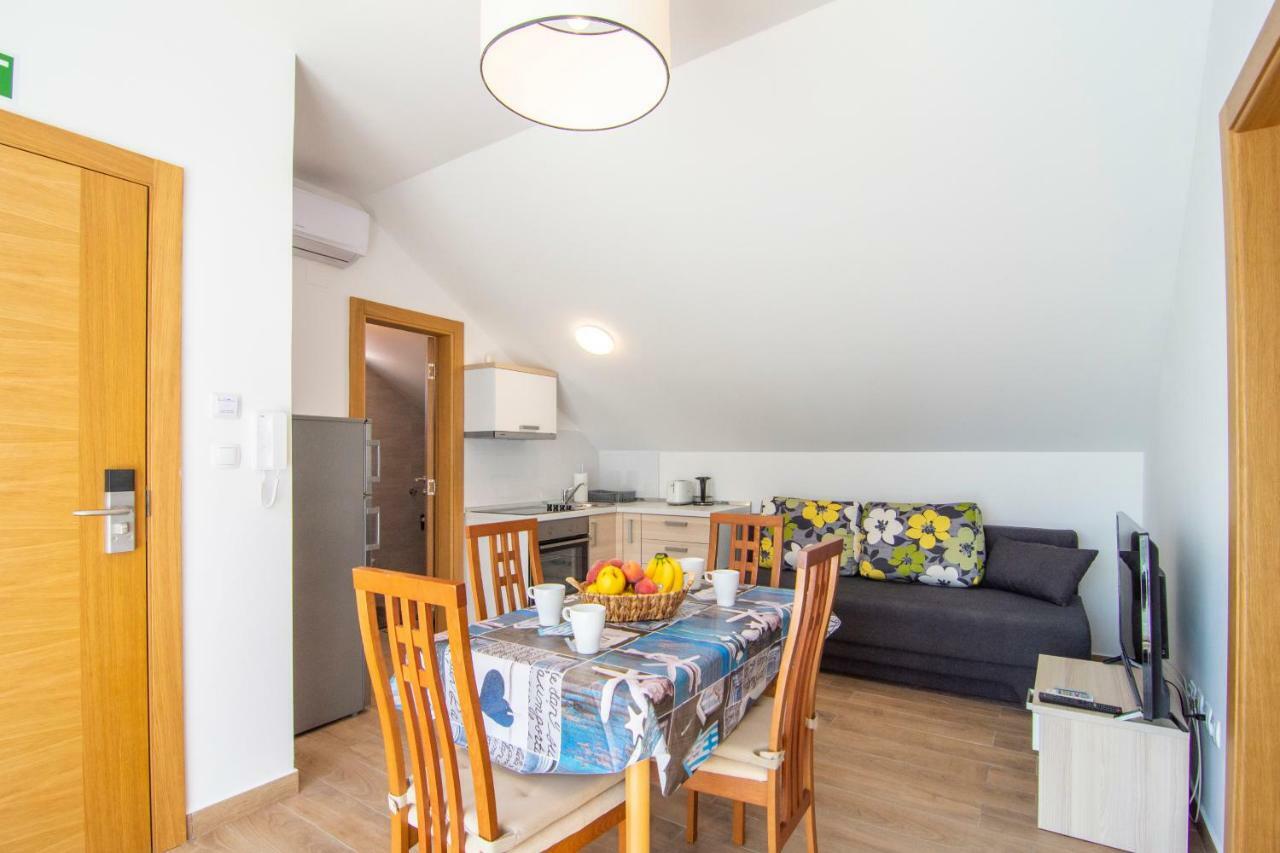 Apartments Sara Бол Екстер'єр фото