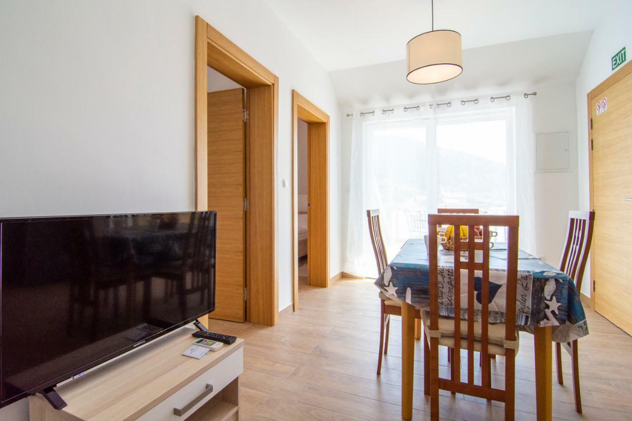 Apartments Sara Бол Екстер'єр фото