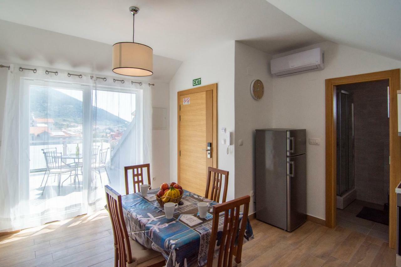 Apartments Sara Бол Екстер'єр фото