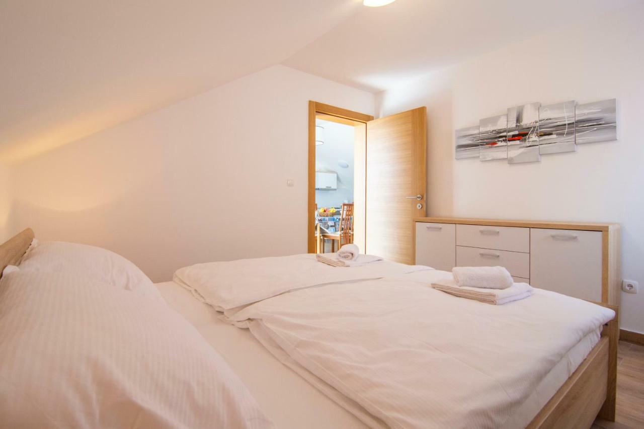 Apartments Sara Бол Екстер'єр фото