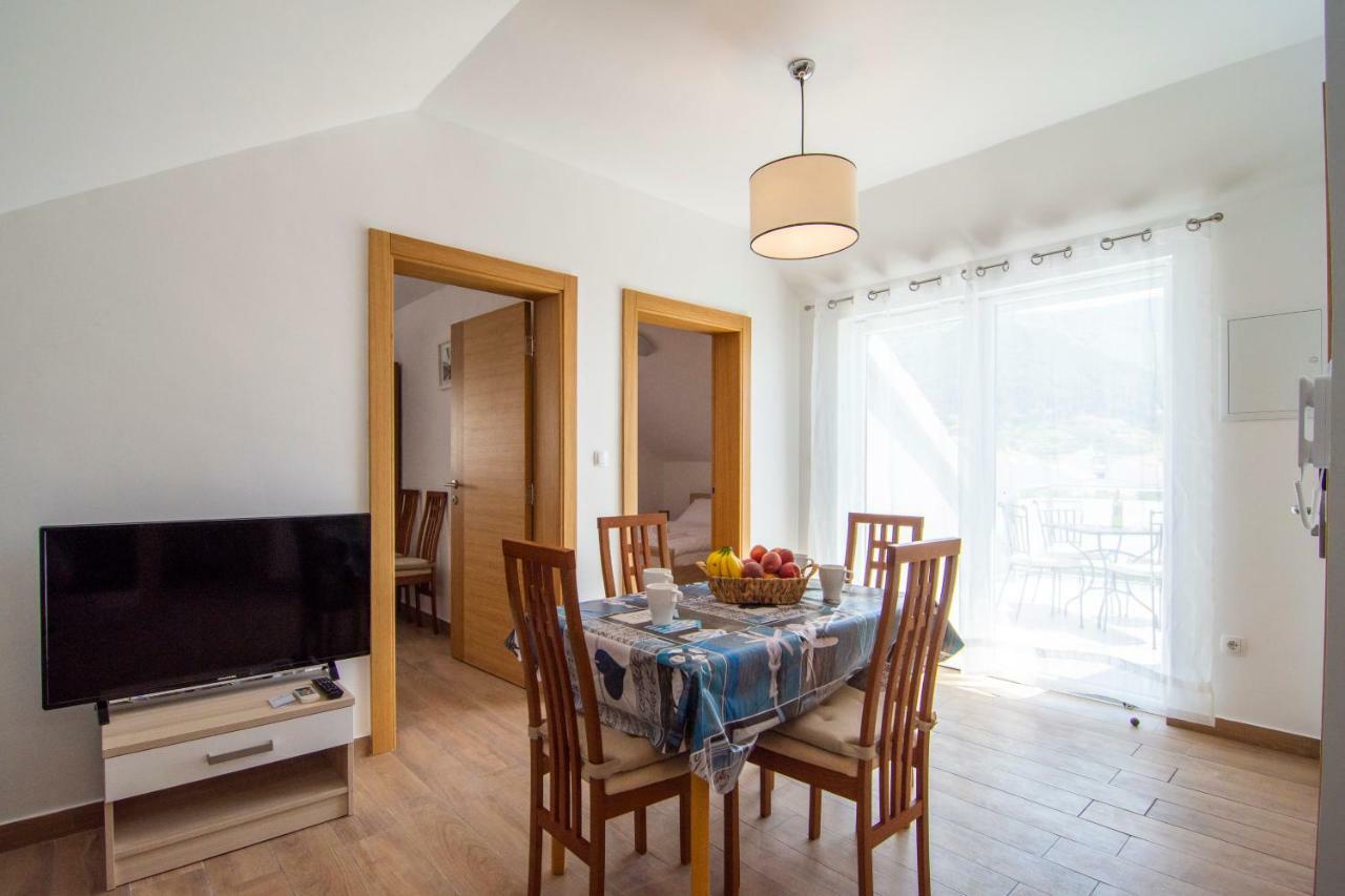 Apartments Sara Бол Екстер'єр фото
