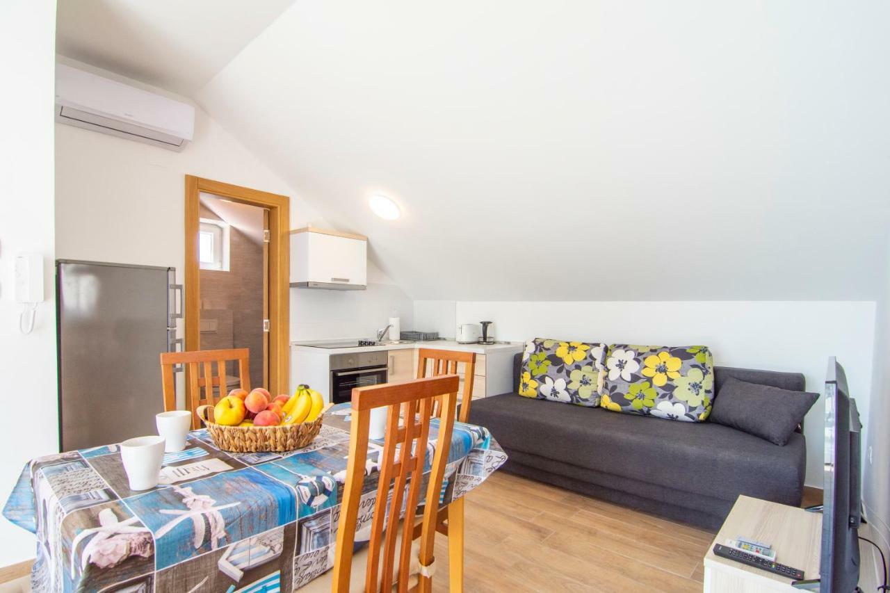 Apartments Sara Бол Екстер'єр фото