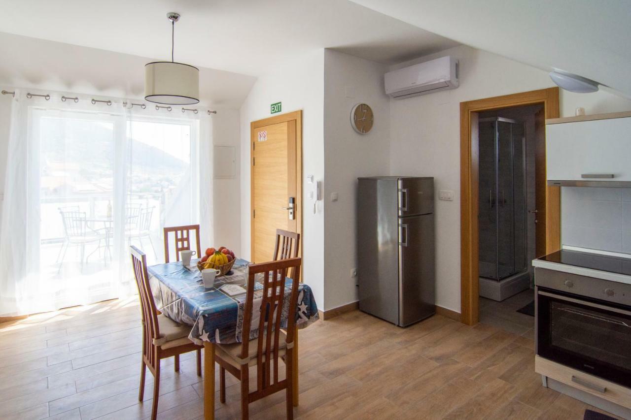 Apartments Sara Бол Екстер'єр фото