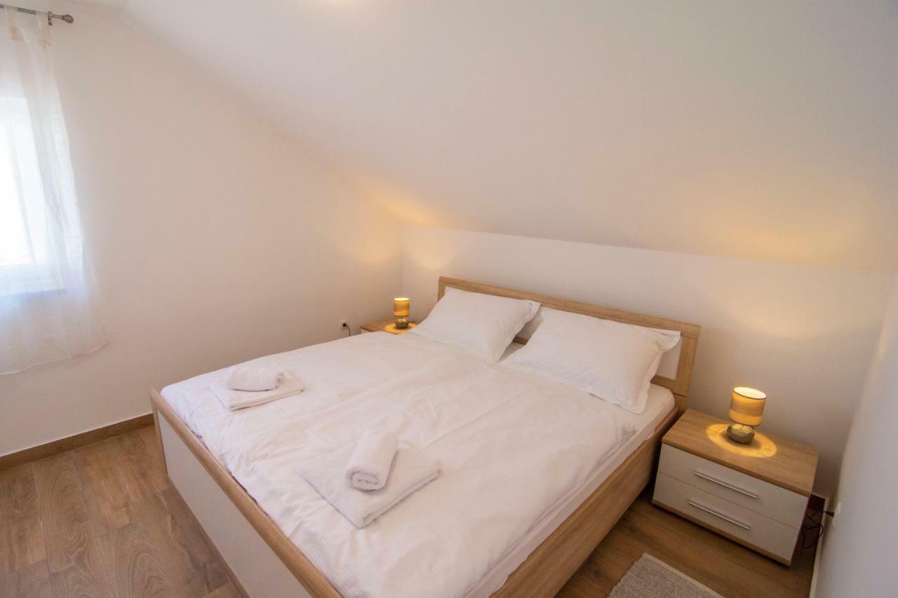 Apartments Sara Бол Екстер'єр фото